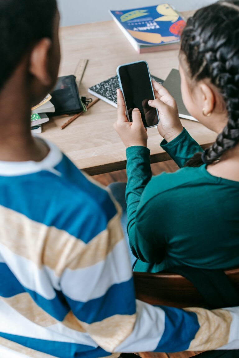 elever-med-telefon-i-skolen-768x1152.jpg
